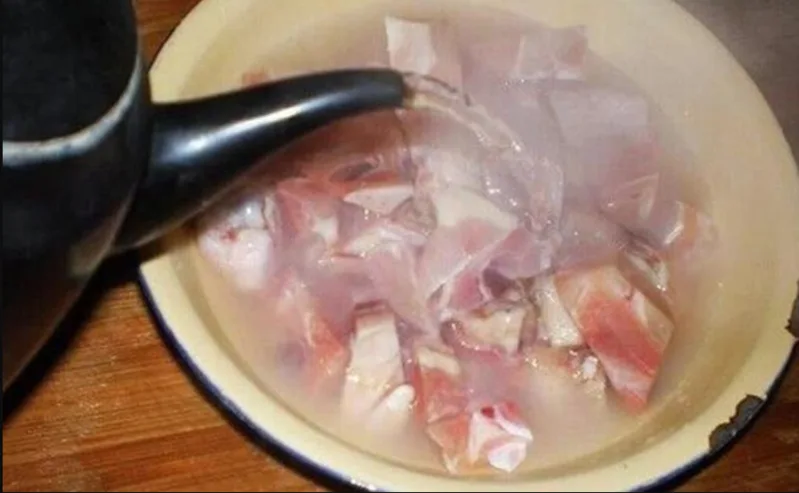 Chế độ Defrost giúp làm mềm thịt nhanh, nhưng thực phẩm phải được chế biến ngay sau khi lấy khỏi lò.