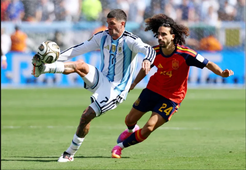 Marc Cucurella hoạt động bền bỉ, áp sát quyết liệt và giúp La Roja duy trì sức ép ở hành lang trái.