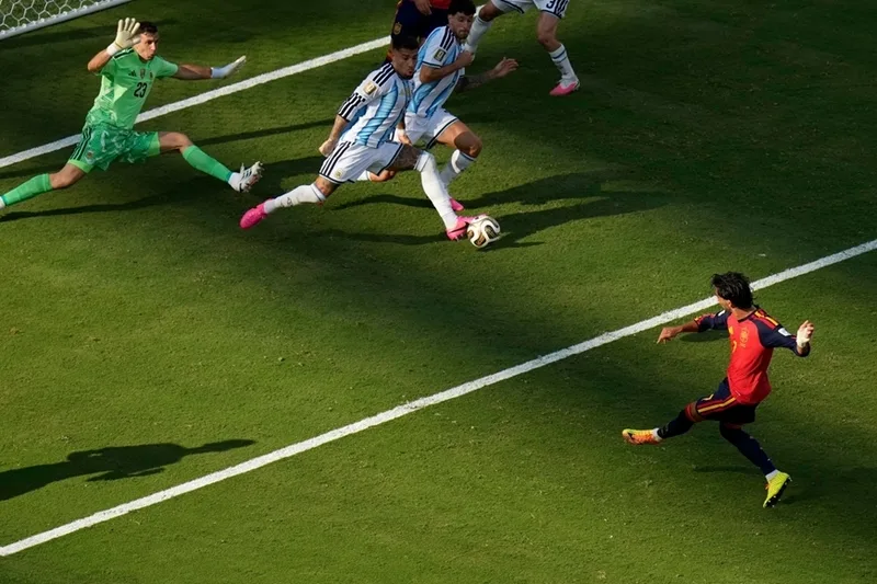 Ferran Torres và Nico Williams được đánh giá cao nhất trong nhóm dự bị nhờ đóng góp trực tiếp vào bàn thắng duy nhất của trận đấu.