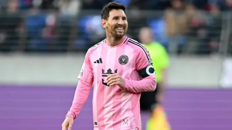 Lionel Messi sinh tại Rosario, thi đấu bằng chân trái và hiện khoác áo Inter Miami