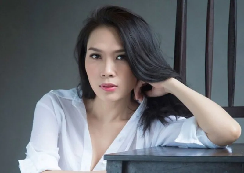 Ca sĩ Mỹ Tâm tên đầy đủ là Phan Thị Mỹ Tâm, sinh năm 1981 tại Đà Nẵng và hoạt động nghệ thuật từ cuối thập niên 1990.