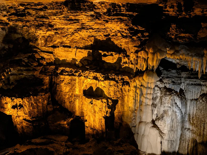 Mammoth Cave tại Kentucky giữ kỷ lục hệ thống hang động dài nhất thế giới đã được khảo sát