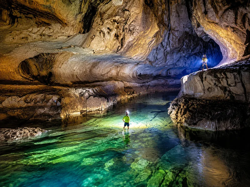Clearwater Cave System nổi bật với mạng lưới hang đá vôi và sông ngầm kéo dài hàng trăm kilomet