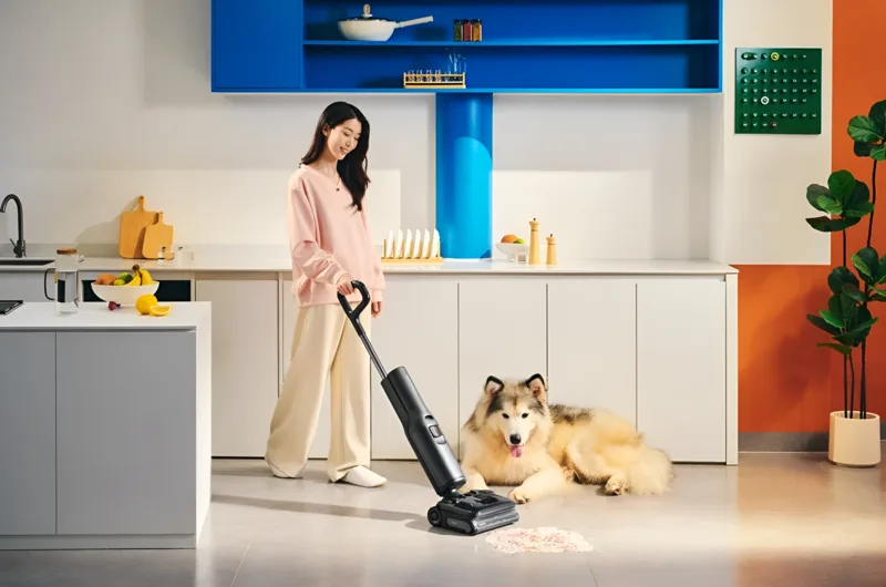 Quét hoặc hút bụi trước khi lau là mẹo lau nhà sạch giúp hạn chế tóc, vụn thức ăn và bụi bẩn bị kéo đi khắp sàn.