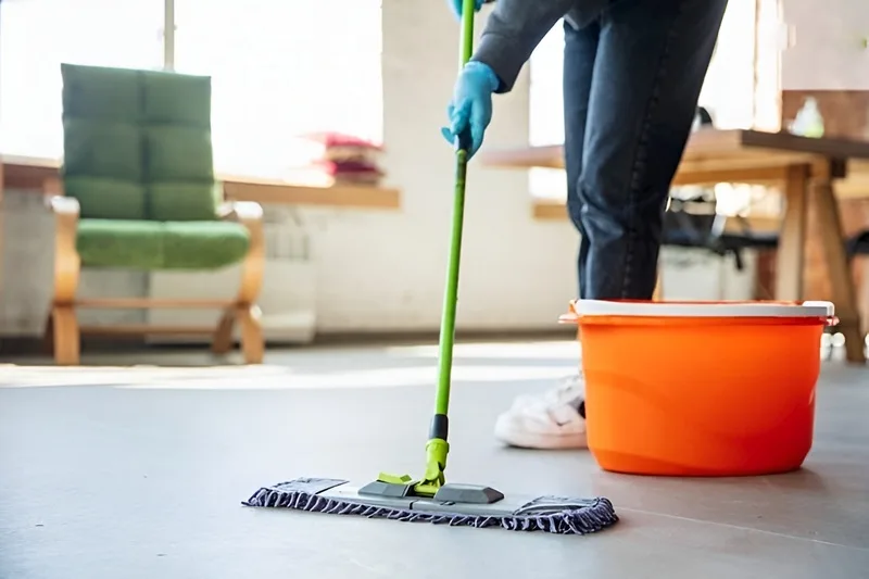 Chia mặt sàn thành từng khu vực nhỏ giúp kiểm soát nước và xử lý bụi bẩn kỹ hơn.