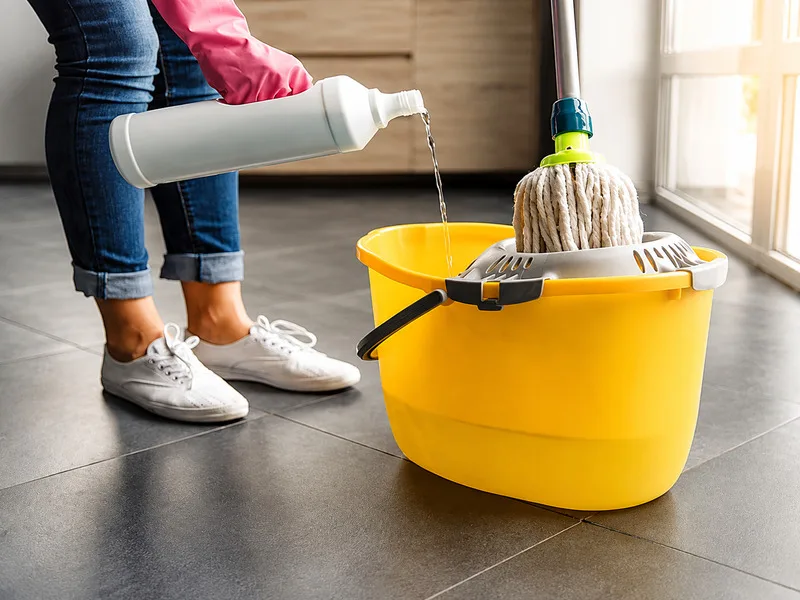 Pha nước lau sàn đúng hướng dẫn giúp hạn chế cặn hóa chất khiến mặt sàn dính chân và nhanh bám bụi trở lại.