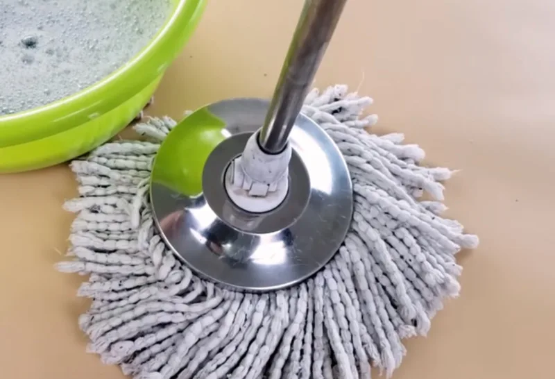 Vắt cây lau kỹ, thay nước đúng lúc và lau hoàn thiện bằng microfiber sạch giúp hạn chế vệt nước trên sàn.