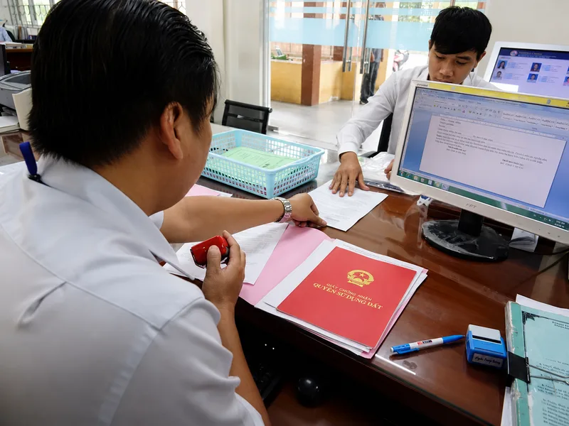Người nộp cần giữ phiếu tiếp nhận, giấy hẹn và mã hồ sơ để theo dõi tiến độ giải quyết thủ tục sang tên.